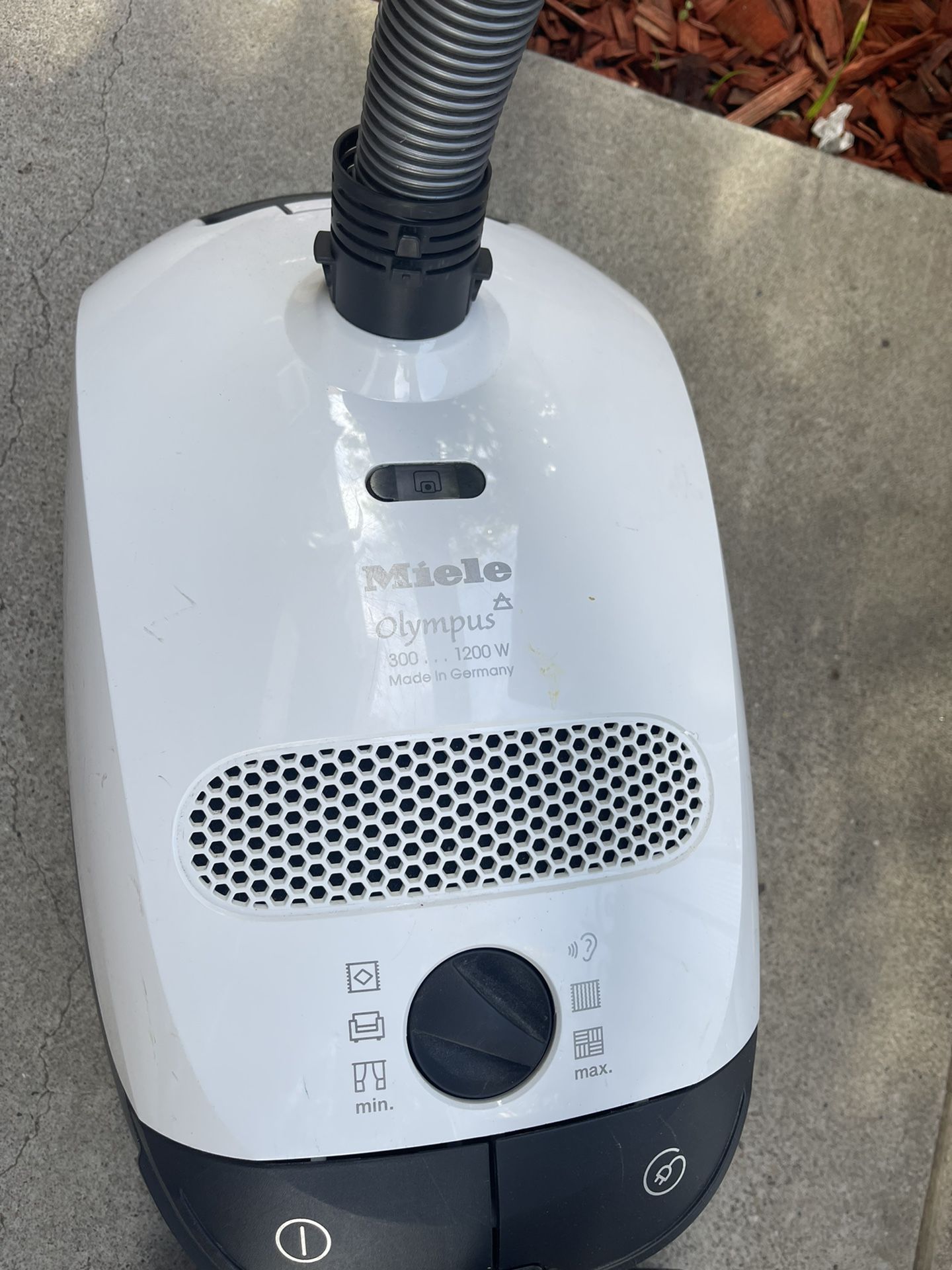 Miele Olympus Canister Vacuum Cleaner is lightweight and has an air clean filter. It has a dusting brush, upholstery tool & crevice nozzle. Has a 29.5