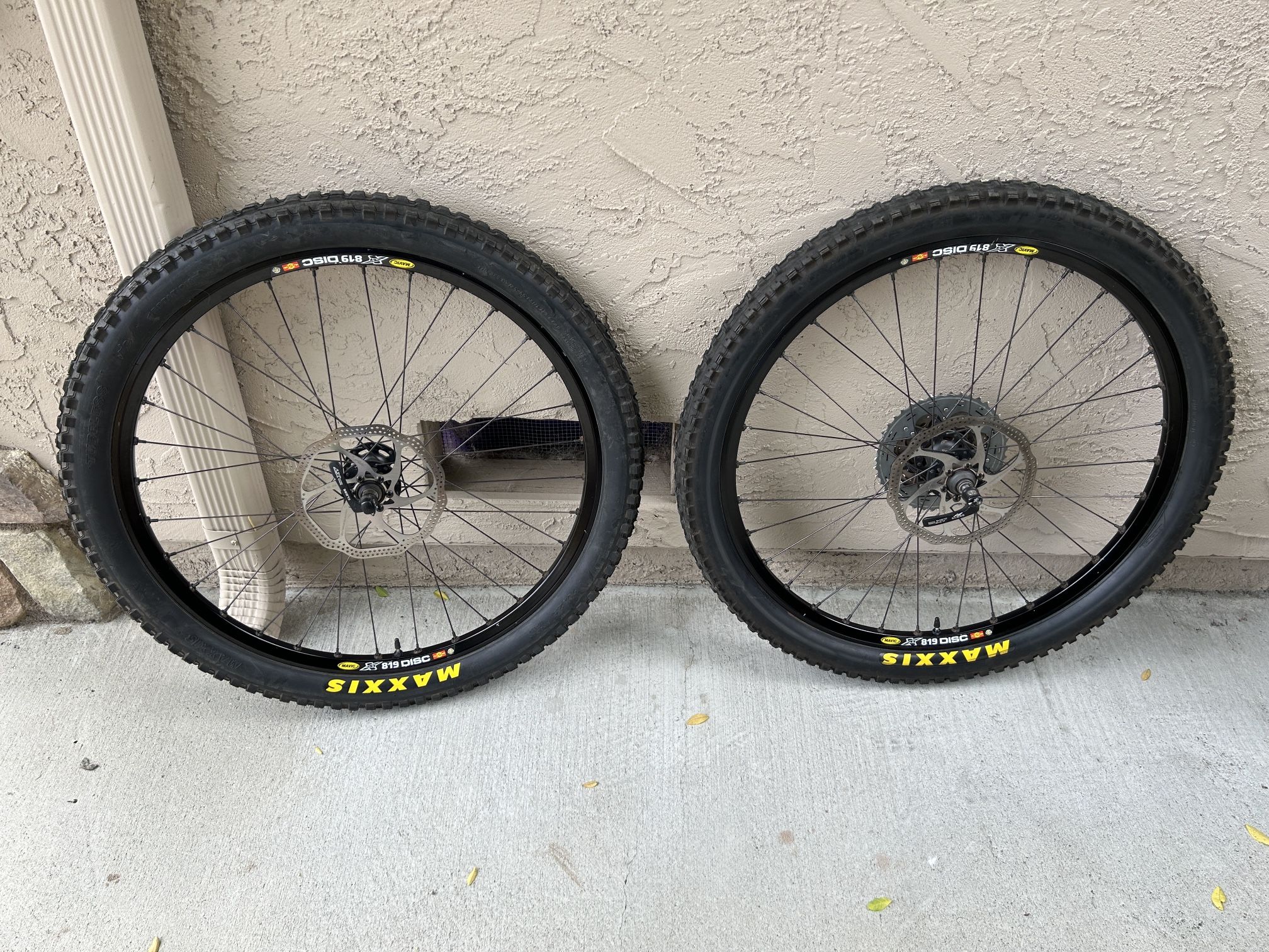 Mavic 819 Disc / Shimano XT Tubeless Wheelset + Maxxis Tires - 26"
