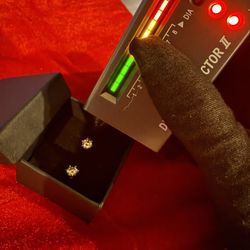 VVS1 MOISSANITE EARING! VALENTINES DAY GIFT!