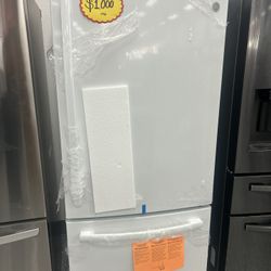 30’ Inches Wide GE BOTTOM FREEZER REFRIGERATOR WHITE COLOR BRAND NEW!!!!