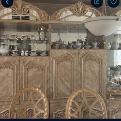 Like New Hutch Very Beautiful I Bought It For $2700 I'm Selling It For Very Cheap Because I'm Moving To A Smaller Place 