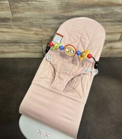 Baby Bjorn Bouncer Bliss in Dusty Pink Woven Petal Quilt with Toy Bar