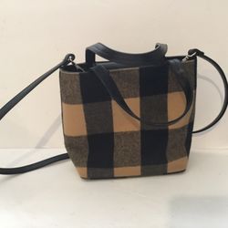 Amanda Smith  Crossbody Purse.  Tan And Black. Velcro Closure. 8” X 9” Chrome Hardware