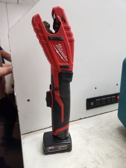 Milwaukee pipe cutter with battery
