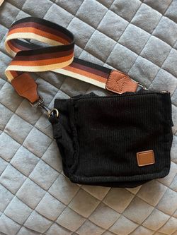 Small black bag with medium length strap
