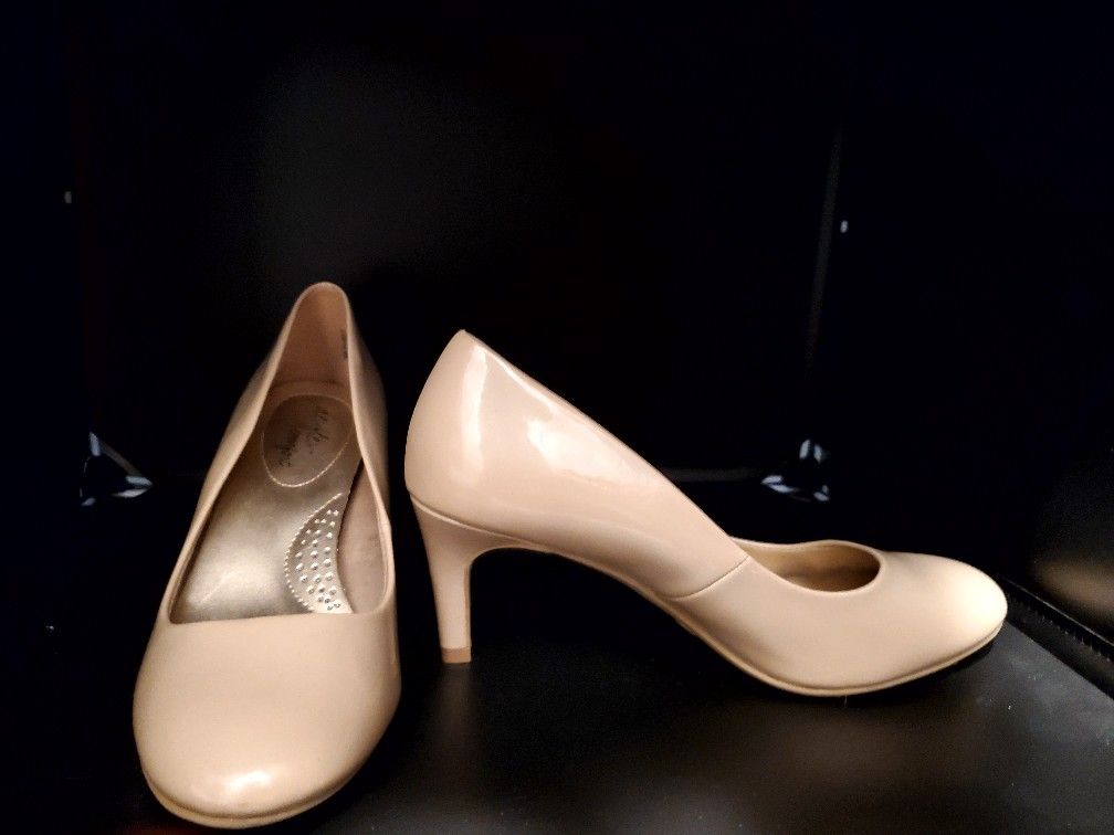 Comfort Work Heels Size 6Wide