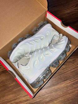 White Nike Vapormax Plus