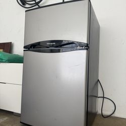 Mini Fridge FRIGIDAIRE