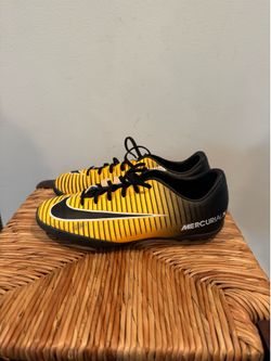 Boy’s Nike Yellow and Black Mercurial Indoor Soccer Shoes size 6