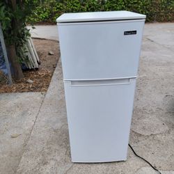 Magic Chef 4.5cu 2 Door Mini Fridge In White With Freezer