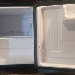 Mini fridge - Like New 