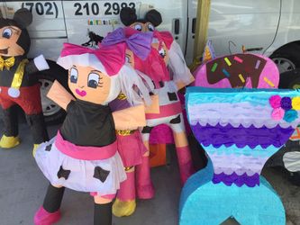 Vendo piñatas bbb . Pinayfor sale. Candies . Party supplies