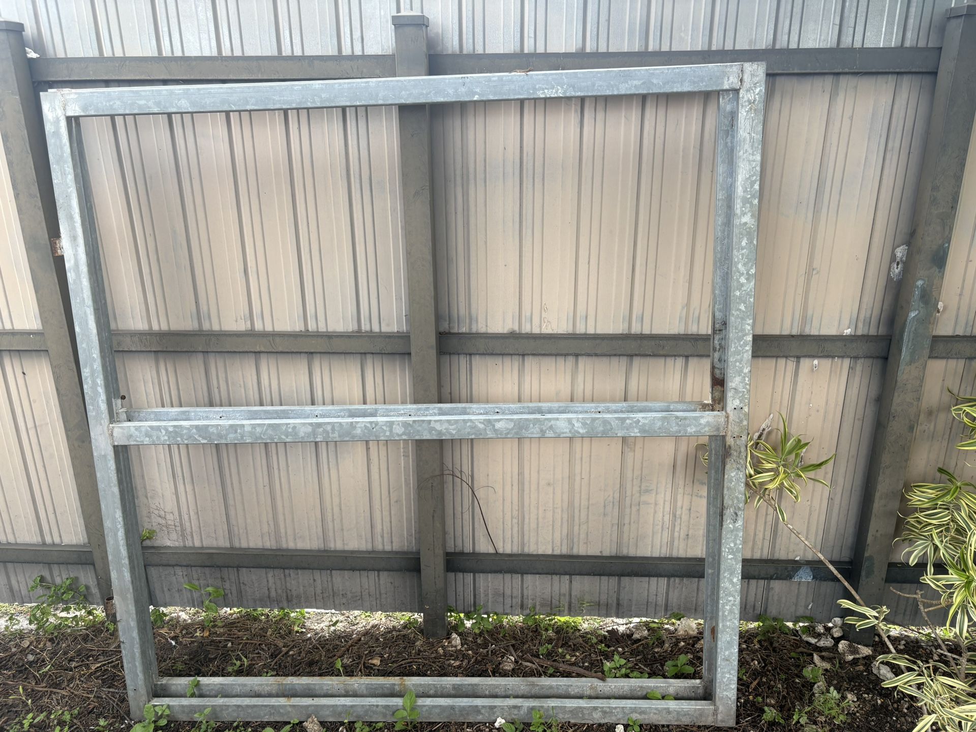 Frame For Outdoor Gate / Marco Para Portón De Exterior