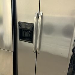 Side By Side Frigidaire Refrigerator. 1 Year Warranty 