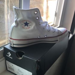 **BRAND NEW**High top Converse