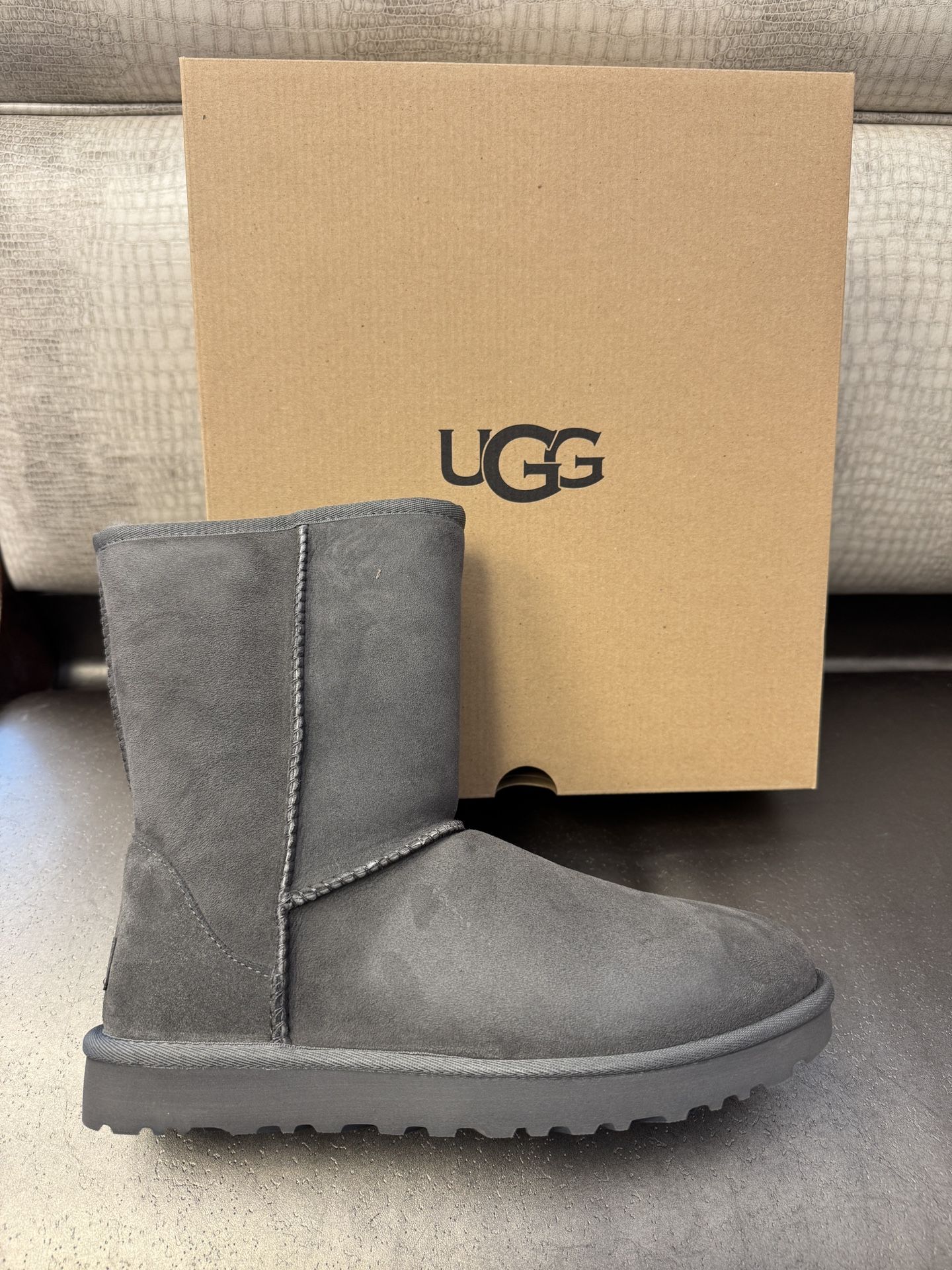 New - UGG CLASSIC SHORT II - GREY