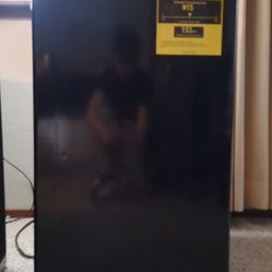 Mini Fridge (Black)
