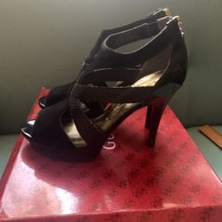 Guess Pumps