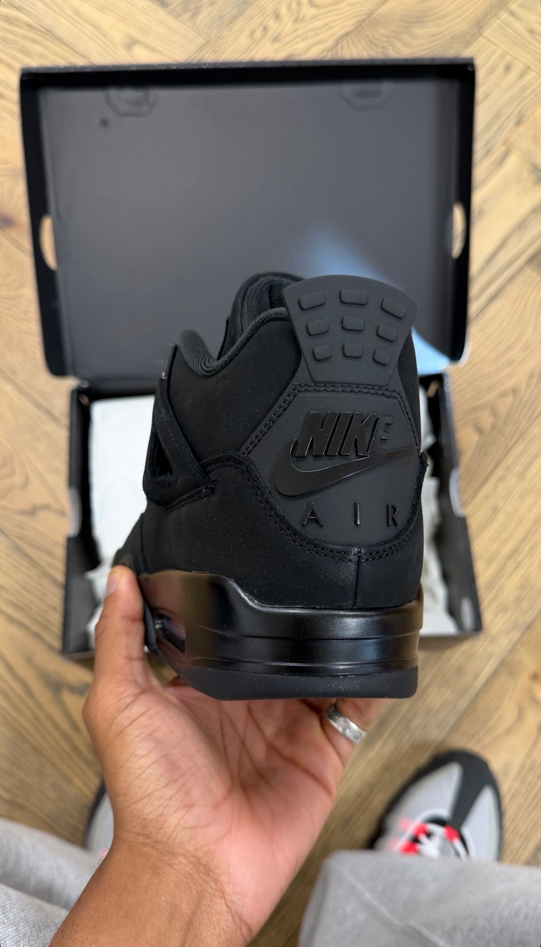 AIR JORDAN 4 BLACK CAT SIZE 10