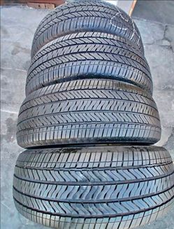 255 65 18 Bridgestone tires Con 80% de Vida Las 4