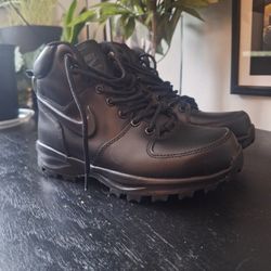 Nike Manoa (Kids Size 5.5)