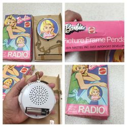 Vintage 1974 Barbie picture frame pendant radio/works!