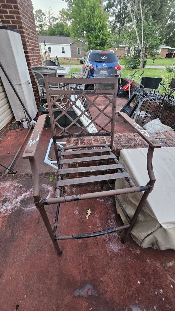 OUTDOOR BARSTOOLS(4) ...no Table