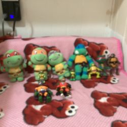Teenage Mutant Ninja Turtles Action Figures And 2 Puzzles 