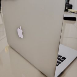 Apple MacBook Air 13” I5/4GB/128GB SSD $180