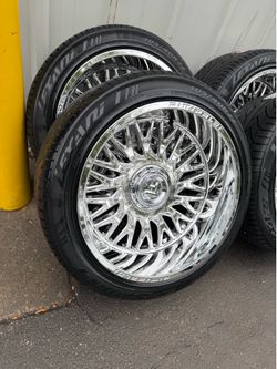 NEW 22x12 fittipaldi mirror chrome wheels wrapped in 305/40r22 lexani tires