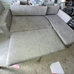 sofá cama tipo seccional en color gris