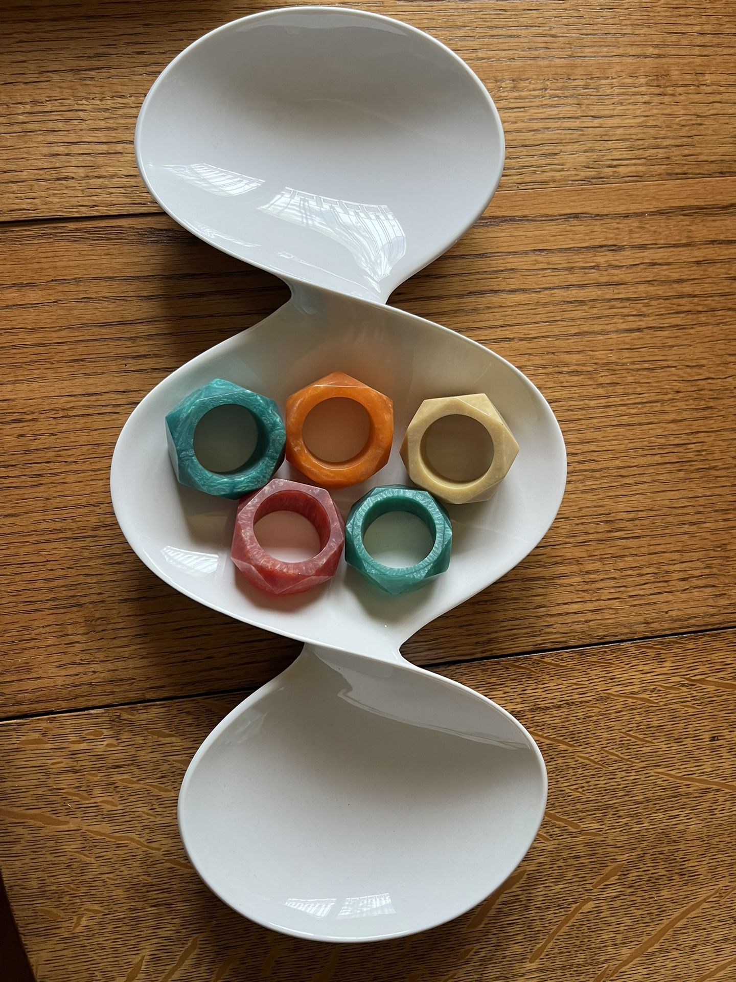 Vintage MCM Bakelite Napkin Rings (5)