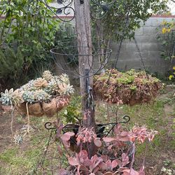 Post with 8 Metal Hanging Baskets  Plants / poste con canastas y plantas