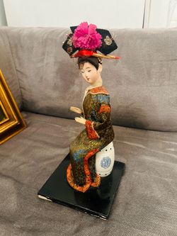 Muñeca asiática vintage de porcelana