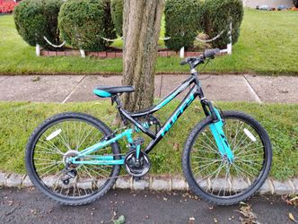 Huffy 26" Trail Runner Mountain Bike, 16 inch frame 26 inch Wheels Bicycle