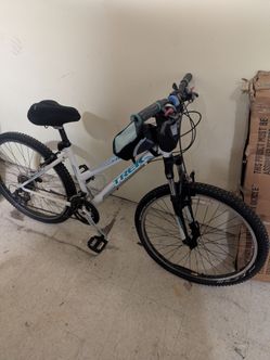 Trek 820 hybrid mounting bike