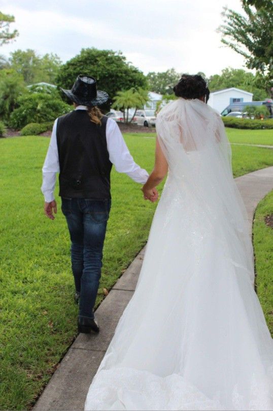 Wedding Dress/ Traje De Novia