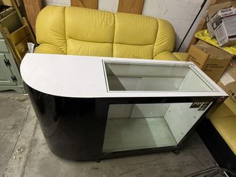 Display Case. Curio Cabinet For Retail Sales