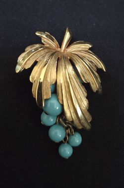 Rare! Vtg 2" Signed/Numbered Boucher Goldtone Turquoise Glass Grapes Brooch