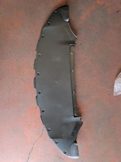 Front bumper lower splash guard shield