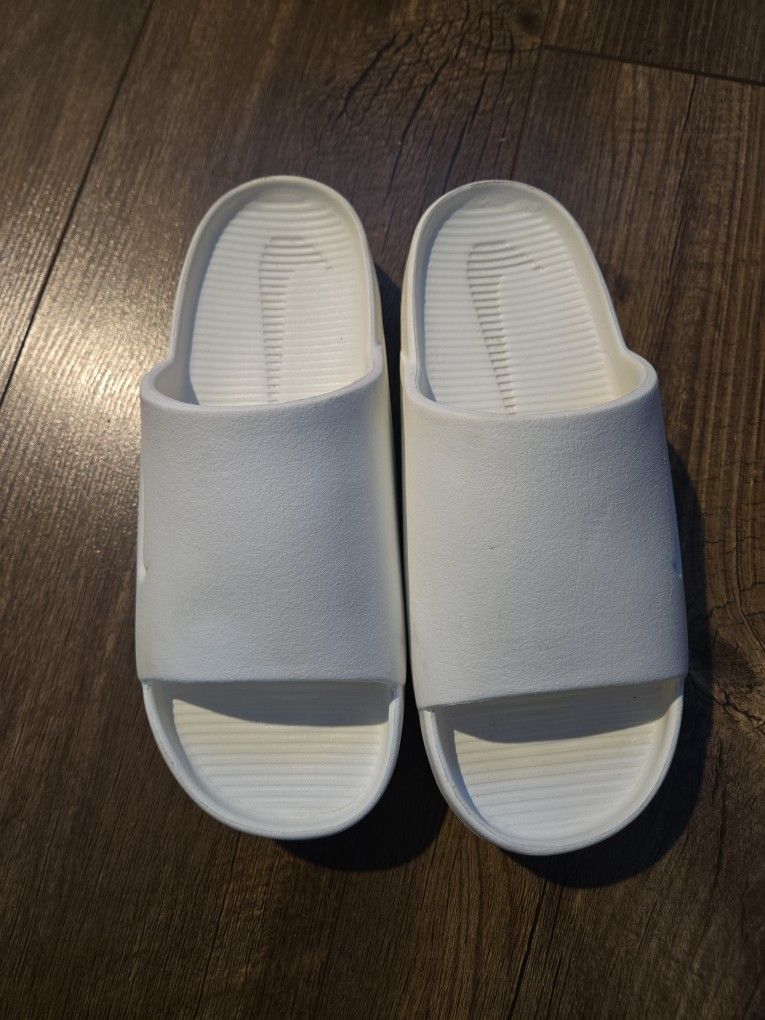 White Nike Slides Mens 7 / Womans 8 - Used