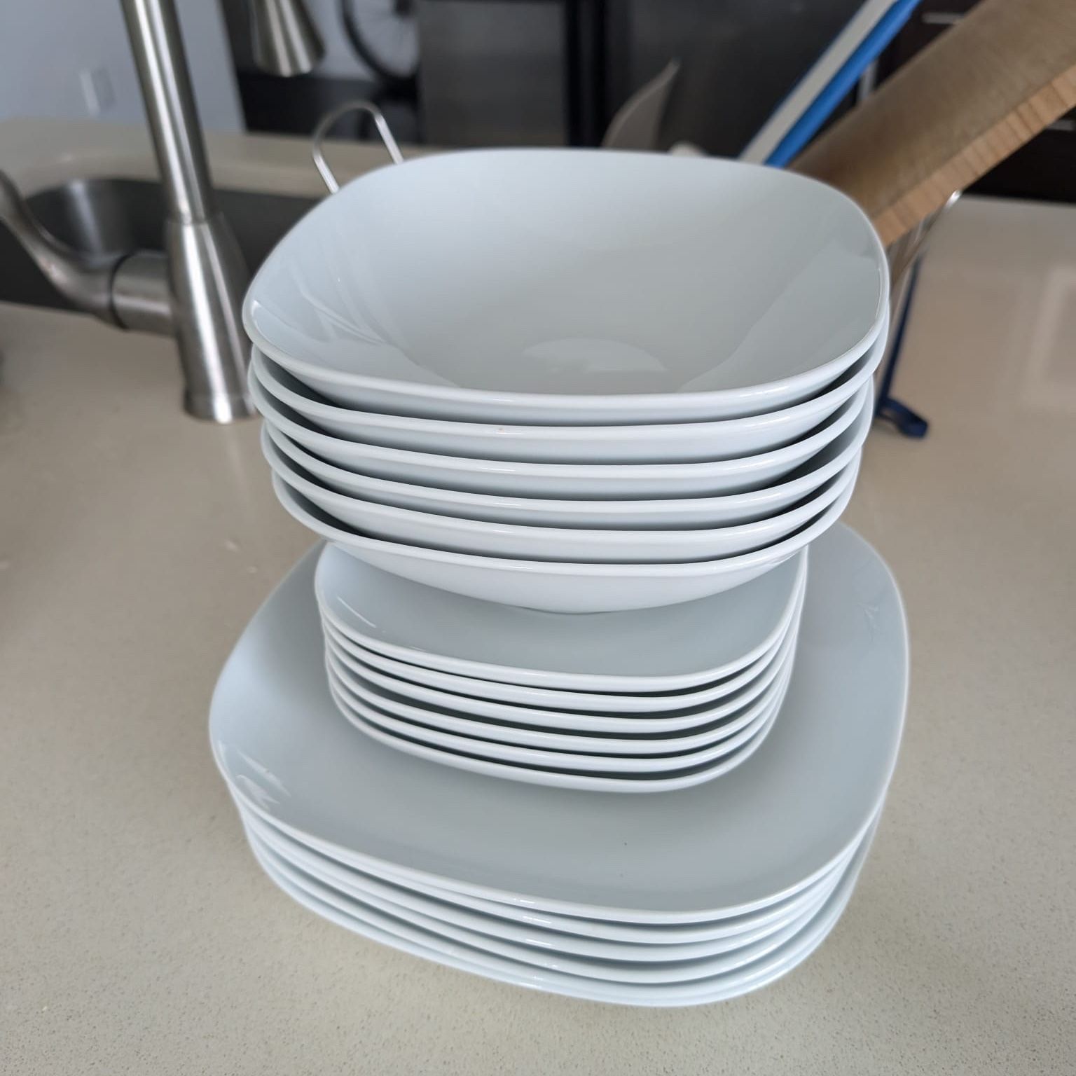 18 Piece Dinnerware Set ( Värdera ikea) for Sale in Miami, FL