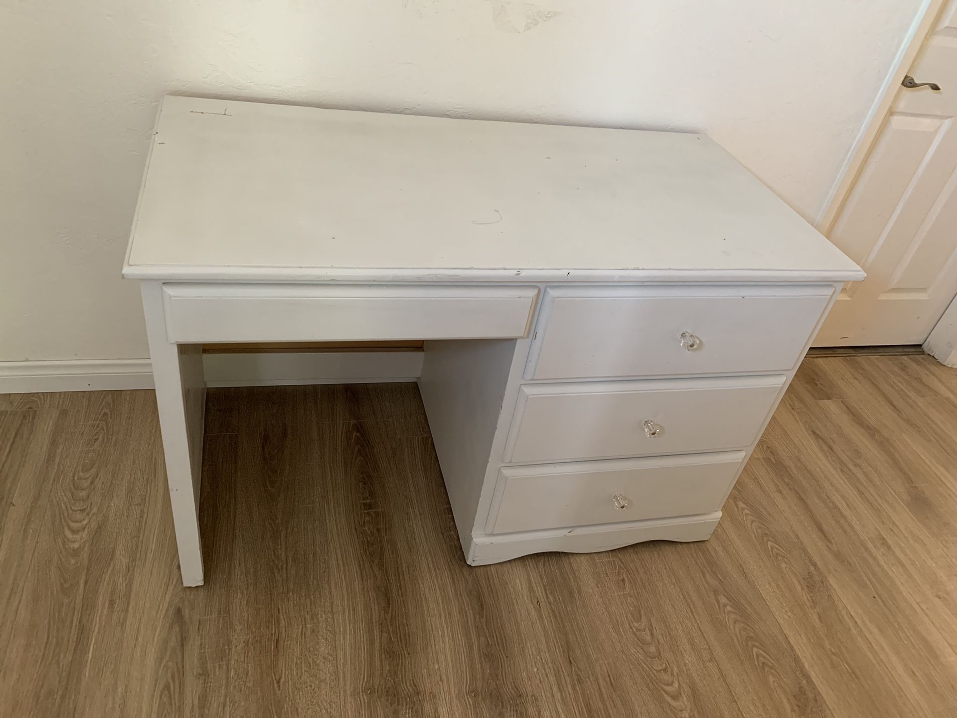 White desk for Sale in Lemon Grove, CA OfferUp