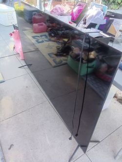 Onn. Roku TV 70"