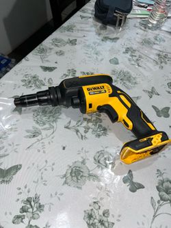 DEWALT 20V MAX* DCF622 screw gun