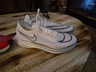 Running shoe's Nike zoom x