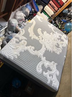 QUEEN SIZE MEMORY FOAM MATRESS
