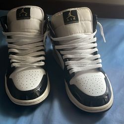 Jordan 1 Mid Patent Black Gold Size 9 Men 