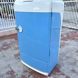 Original 1940s General Motors (GM) MM-76 Frigidaire Vintage Refrigerator
