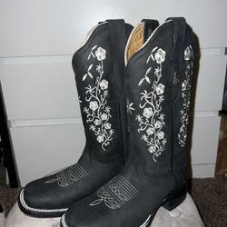 COWBOY BOOTS